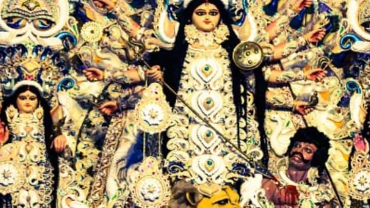 দেবী চামুণ্ডেশ্বরীকে ঘিরেই এই উৎসব। বিজয়াদশমীতে বিরাট শোভাযাত্রা বের হয়। দেবী চামুণ্ডেশ্বরী তথা দুর্গার মহিষাসুর বধ উপলক্ষেই এই উদযাপন।