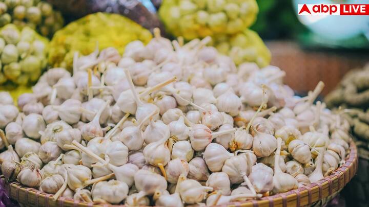 तीसरा तरीका है पानी टेस्ट. असली लहसुन पानी में डूब जाता है, जबकि नकली अक्सर तैरने लगता है. वहीं गंध से भी पहचान हो सकती है. असली लहसुन की गंध तेज और काफी तीखा होता है, नकली में या तो गंध नहीं होगी या फिर केमिकल जैसी होगी.