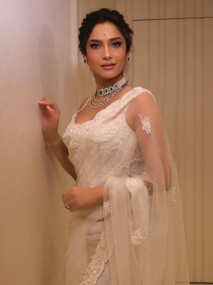 इस हसीना ने सफेद साड़ी पहनी हुई है जिसमें वो किसी अप्सरा से कम नहीं लग रही हैं। अपने स्टनिंग लुक से उन्होंने यूजर्स के दिलों में जगह बना ली है। अब एक्ट्रेस की इन तस्वीरों पर यूजर्स खूब लाइक और कमेंट कर रहे हैं।