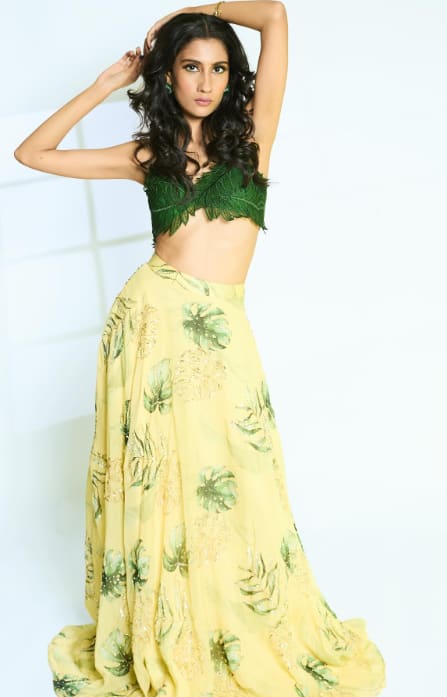 Rene is amazing in this green crop top and yellow skirt. Make anyone crazy.