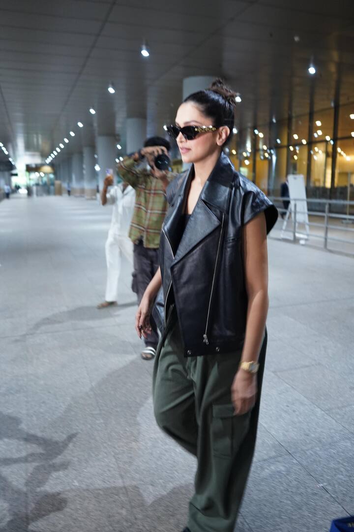 दीपिका ने ब्लैक लेदर स्लीवलेस जैकेट के अंदर एक ब्लैक टॉप पहना है जो उन्हें एक स्टाइलिश वाइब दे रहा है.