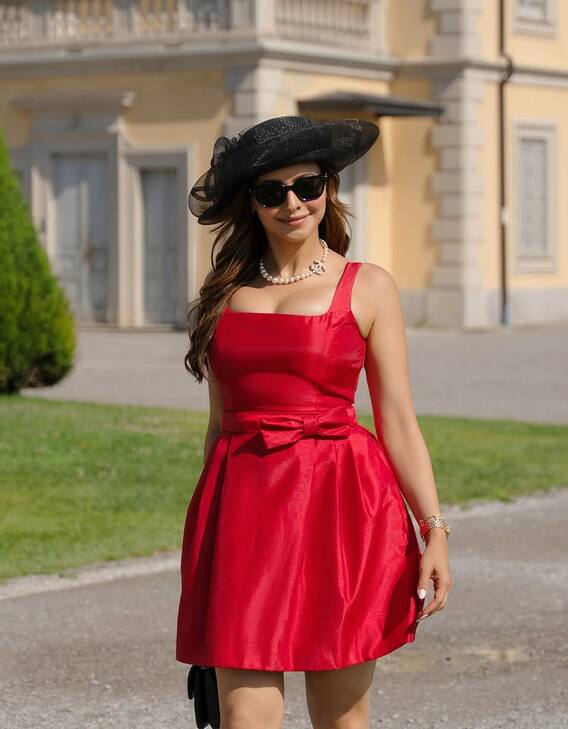 રેડ મીની ડ્રેસમાં ગ્લેમરસ લાગી આમના શરીફ