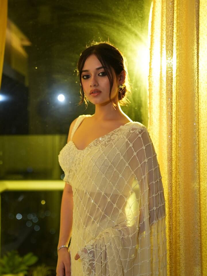 This picture of Jannat is proof that she does not look less in traditional. The actress wearing this white sari looks very beautiful.