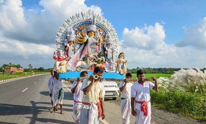 সপ্তমী বা  দশমী যদি বৃহস্পতি ও শুক্রবারে হয় তাহলে দেবীর আগমন ও গমন হবে দোলায়। এর ফল- “দোলায়াং মরকং ভবেৎ”। দোলায় আগমন ও গমন সবচেয়ে অশুভ। দোলা পৃথিবীকে দুলিয়ে দিয়ে যায়