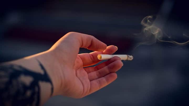 अब 40% जीएसटी दर लागू होने से टैक्स 20 रुपये हो जाएगा और पैकेट की कुल कीमत 70 रुपये पड़ेगी. यानी हर पैकेट पर 6 रुपये की बढ़ोतरी होगी.