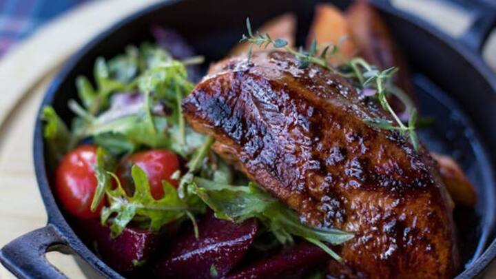 इसके बाद पूरे खून को निकलने का इंतजार किया जाता है. वहीं झटका में एक ही वार में जानवर की गर्दन काट दी जाती है. हलाल मीट इस्लामिक मान्यताओं के अनुसार जायज माना जाता है और धार्मिक आयोजनों जैसे बकरीद पर केवल हलाल तरीके से ही कुर्बानी दी जाती है.