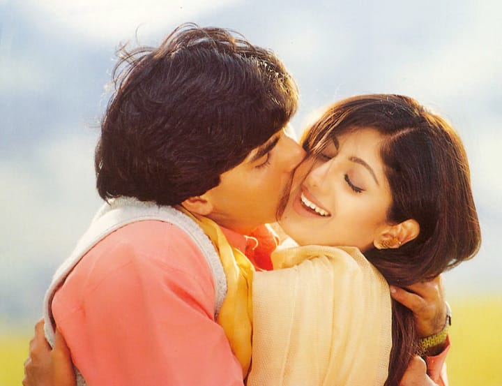 The news of Akshay Kumar and Shilpa Shetty's relationship was very much discussed at that time. The two worked together in their early films of their career, including hit films like Main Khiladi Tu Anari and Dhadak. His on-screen chemistry in these films was well liked by the audience. But after some time, reports of the breakup of both came out, and after that they never worked together in any film again. His fans miss both his on-screen and off-screen relationship.