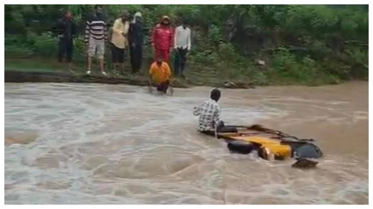 Adilabad Latest News: ఆదిలాబాద్ జిల్లాలో డ్రైవర్ అత్యుత్సాహం- ప్రమాదంలో కొట్టుకుపోయిన ప్రయాణికులు