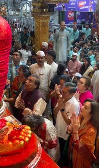 मुकेश अंबानी अपनी वाइफ नीता अंबानी के साथ लाल बाग के राजा के दर्शन करने के लिए पहुंचे. दोनों ने बप्पा से आशीर्वाद लिया.
