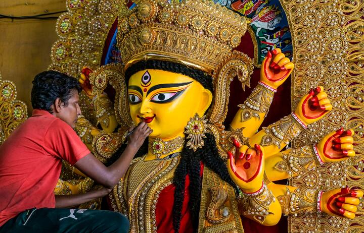“রবৌ চন্দ্রে গজারূঢ়া, ঘোটকে শনি ভৌময়োঃ, গুরৌ শুক্রে চ দোলায়াং নৌকায়াং বুধবাসরে।” অর্থাৎ সপ্তমী বা দশমী যদি রবিবার এবং সোমবার হয়, তাহলে দুর্গার আগমন ও গমন হবে গজে অর্থাৎ হাতিতে। এর ফল- “গজে চ জলদা দেবী শস্যপূর্ণা বসুন্ধরা”।