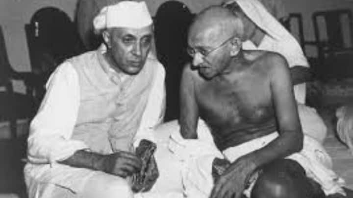 सबसे पहले बात करते हैं महात्मा गांधी की जिनका जन्म 2 अक्टूबर 1869 को पोरबंदर, गुजरात में हुआ था. गांधीजी की प्रारंभिक शिक्षा पोरबंदर और राजकोट में हुई. उनकी प्रारंभिक शिक्षा में स्थानीय शिक्षकों ने महत्वपूर्ण भूमिका निभाई.