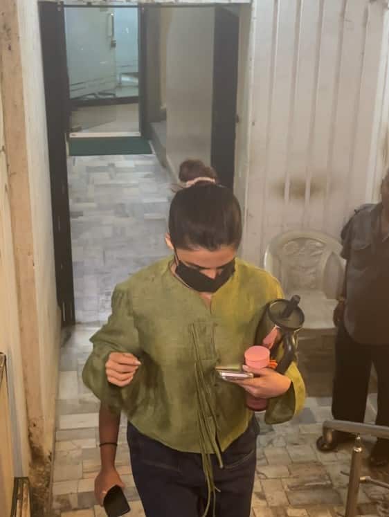 एक्ट्रेस सामंथा रुथ प्रभु को भी पैप्स ने मुंबई में स्पॉट किया. जहां वो फेस पर मास्क लगाए नजर आई.