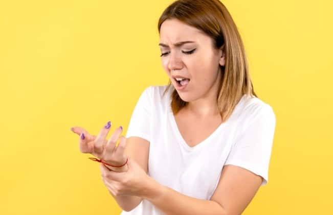 कार्पल टनल सिंड्रोम: लैपटॉप, मोबाइल या लंबे समय तक टाइपिंग करने वालों में यह समस्या आम है. इसमें नस पर दबाव पड़ने से कलाई और हथेलियों में दर्द व झनझनाहट महसूस होती है. यह गंभीर रूप भी ले सकती है.