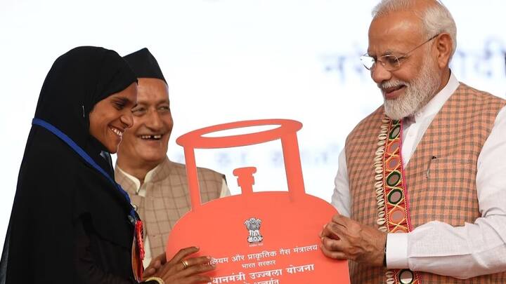 पीएम उज्ज्वला योजना के लिए महिलाओं को कुछ जरूरी डॉक्यूमेंट जमा करने होते हैं. इसमें आधार कार्ड, राशन कार्ड, बैंक खाता और पासपोर्ट साइज फोटो जैसे कागजात शामिल हैं. इन्हीं के आधार पर आवेदन स्वीकार किया जाता है.