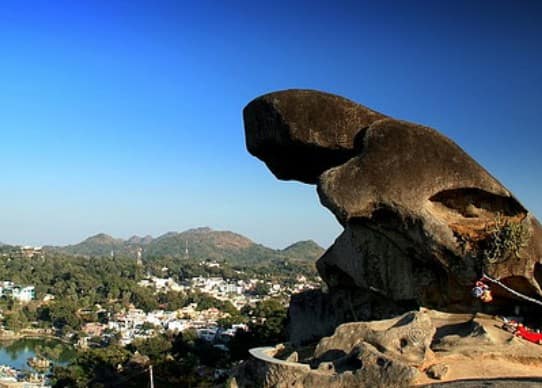 माउंट आबू: रेगिस्तान की धरती पर बसा यह हिल स्टेशन बारिश में ठंडी हवाओं और हरियाली से सज जाता है. नक्की झील में बोटिंग और गुरु शिखर से नज़ारे देखना मॉनसून ट्रिप का मज़ा दोगुना कर देता है.