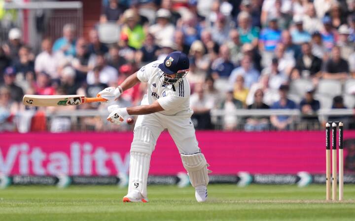 भारतीय टीम के विकेट कीपर बल्लेबाज ऋषभ पंत ने अपनी शुरुआती पढ़ाई देहरादून के इंडियन पब्लिक स्कूल में की. बाद में उनका परिवार जब दिल्ली शिफ्ट हुआ तो उन्होंने दिल्ली यूनिवर्सिटी के श्री वेंकटेश्वर कॉलेज से बी.कॉम की डिग्री हासिल की.