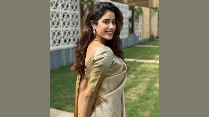 Ivory and Gold Kanchipuram Saree: In this ivory Kanchipuram silk saree with golden undertones, Janhvi exuded elegance. The classic handloom weave made for a refined festive look. (Image Source: Instagram/ janhvikapoor)