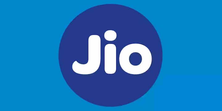 जियो का नया 349 रुपये सेलिब्रेशन प्लान यूजर्स को हर दिन 2GB डेटा, 100 SMS और अनलिमिटेड कॉलिंग की सुविधा देता है. यह प्लान 5 सितंबर से 5 अक्टूबर तक उपलब्ध रहेगा. इसके साथ मिलने वाले अतिरिक्त फायदे इस प्रकार हैं.