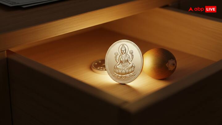 According to astrology and Vastu Shastra, there should always be a coin with betel nut and Lakshmi ji in the stomach of the shop. By keeping these items in the flock, there is a continuous flow in the business. Moreover, customers are also attracted towards the shop.