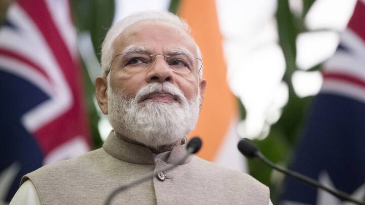 महिलाओं के जीवन को आसान बनाने के लिए केंद्र सरकार अलग-अलग मौकों पर नई योजनाएं लाती रही है. इन योजनाओं का मकसद घर-घर तक जरूरी सुविधाएं पहुंचाना है. ताकि महिलाएं और परिवार दोनों को लाभ मिल सके.