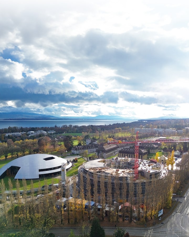 విద్య అంటే ఇప్పుడు కేవలం జ్ఞానం కలిగి ఉండటమే కాదు..ఇది ప్రతిష్టకు చిహ్నంగా మారింది. ఇలాంటి రోజుల్లో ఓ పాఠశాల ఫీజు 1 కోటి రూపాయలకు మించి ఉంటే ఇక్కడ ఎలాంటి ప్రత్యేక సౌకర్యాలు ,  విద్య అందుబాటులో ఉంటుందో ఊహించగలరా? ఈ స్కూల్ స్విట్జర్లాండ్  రోలే నగరంలో ఉన్న ఇన్స్టిట్యూట్ లే రోసే...ఇది ప్రపంచంలోనే అత్యంత ఖరీదైన , ప్రతిష్టాత్మక బోర్డింగ్ పాఠశాలగా నిలిచింది