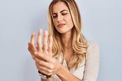 कलाई में दर्द इन घातक बीमारियों की ओर करता है इशारा, तुरंत करा लें जांच