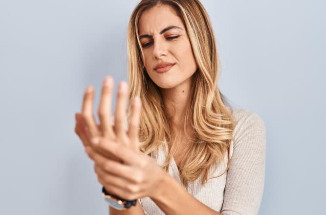 आर्थराइटिस: कलाई में लगातार दर्द और अकड़न आर्थराइटिस का शुरुआती लक्षण हो सकता है. यह जोड़ों की बीमारी है जिसमें सूजन और जकड़न बढ़ जाती है. समय पर इलाज न मिलने पर हाथों की पकड़ कमजोर हो सकती है.