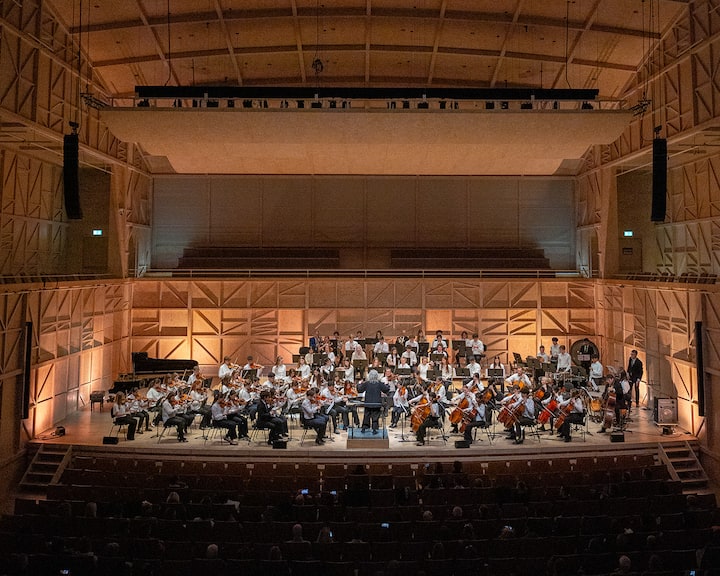 1880 వ సంవత్సరంలో పాల్-ఎమిల్ కార్నెల్ ఈ పాఠశాలను స్థాపించారు. దీనిని ‘స్కూల్ ఆఫ్ కింగ్స్’ అంటే ‘రాజుల పాఠశాల’ అని కూడా పిలుస్తారు. పాఠశాల యొక్క అసాధారణ చరిత్ర , ప్రతిష్ట కారణంగా అనేక సంస్థానాలు  దేశాల రాజ కుటుంబాల పిల్లలు ఇక్కడ చదువుకున్నారు. ఈ పాఠశాల వార్షిక ఫీజు సుమారు 1,13,73,780 రూపాయలు, అంటే దాదాపు 1 కోటి 14 లక్షల రూపాయలకు పైగా ఉంది. ఫీజులో వసతి, భోజనం, విద్యతో పాటు సంగీతం, క్రీడలు, గుర్రపు స్వారీ వంటి అనేక అదనపు కార్యకలాపాలు కూడా ఉన్నాయి.