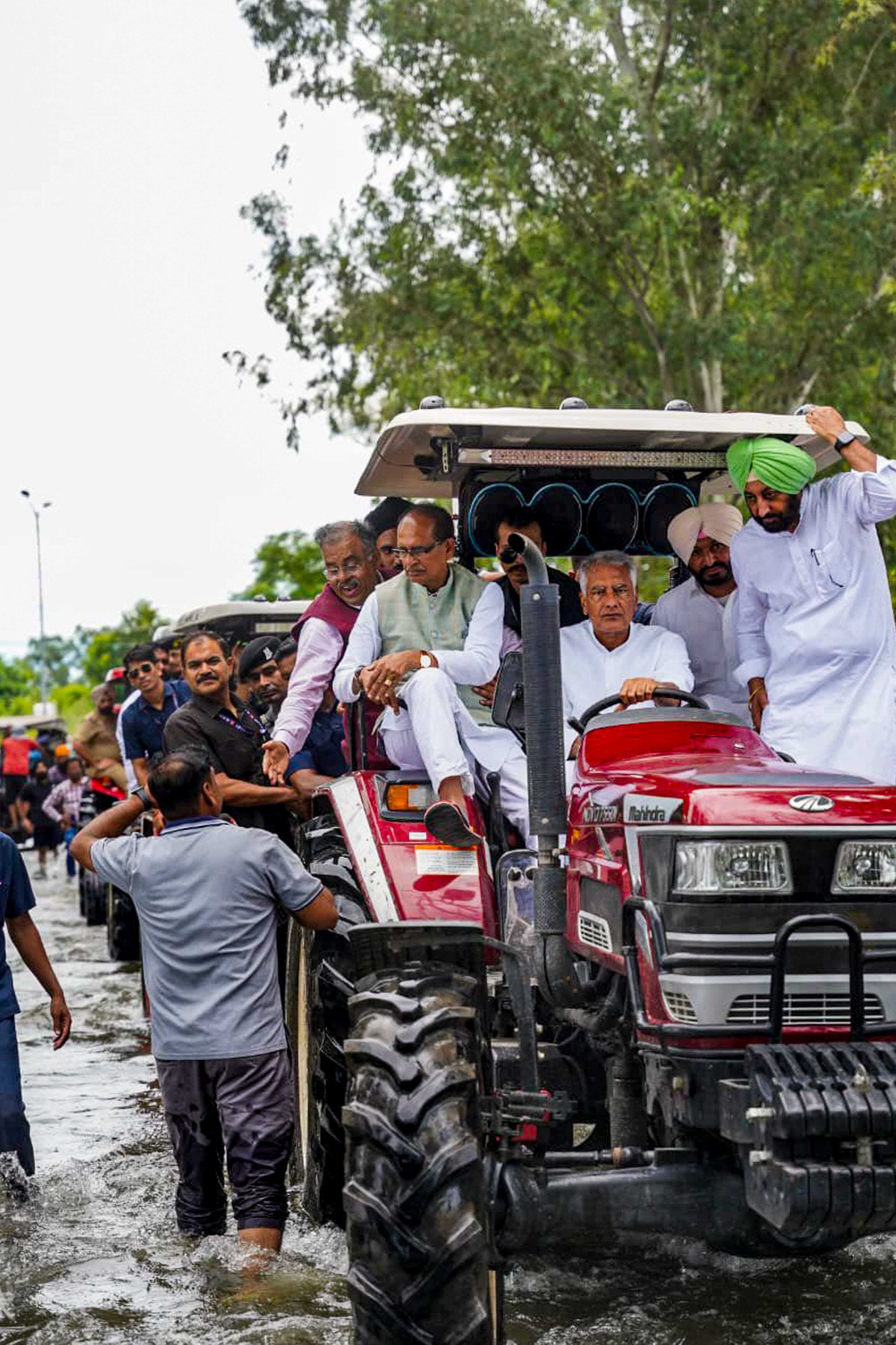 पंजाब की बाढ़ में 43 लोगों की गई जान, 1.71 लाख हेक्टेयर जमीन पर उगी फसल बर्बाद, शिवराज चौहान-अरविंद केजरीवाल ने किया दौरा