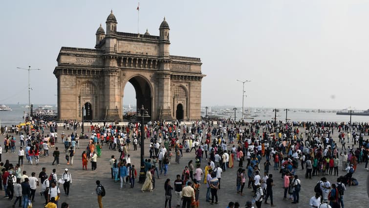 Mumbai Suicide Bombing Scare Threat Given on Traffic Police Whatsapp Number  'पाकिस्तान के 14 आतंकी घुसे, 400 किलो RDX, एक करोड़ लोग मरेंगे', मुंबई में 26/11 से भी बड़े हमले की मिली धमकी