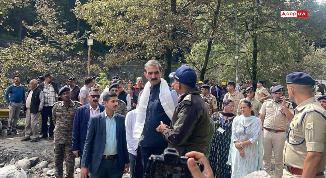 CM Sukhvinder Singh Sukhu Visits Kullu Flood Affected Areas Assures Aid and Relief ann कुल्लू जिले में आपदा प्रभावित क्षेत्रों का CM सुक्खू ने किया दौरा, हर संभव मदद का वादा