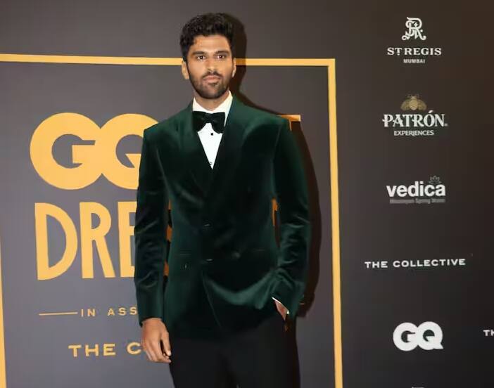 वाशिंगटन की यह खूबसूरत महिला GQ बेस्ट ड्रेस्ड इवेंट में बेहद खूबसूरत लग रही थीं। उन्होंने सफ़ेद शर्ट, काली ट्राउज़र और हरे रंग का वेलवेट ब्लेज़र और बो टाई पहना था। उनका फॉर्मल स्टाइल एक स्मार्ट और एलिगेंट लुक दे रहा था।
