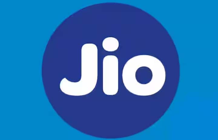 ਮੁਕੇਸ਼ ਅੰਬਾਨੀ ਦੀ ਅਗਵਾਈ ਵਾਲੀ ਕੰਪਨੀ ਨੇ ਇਸ ਮੌਕੇ 'ਤੇ ਵਿਸ਼ੇਸ਼ ਆਫਰਸ, ਫ੍ਰੀ ਡੇਟਾ ਅਤੇ ਕਈ ਵਾਧੂ ਲਾਭ ਪੇਸ਼ ਕੀਤੇ ਹਨ। ਜੀਓ ਦਾ ਦਾਅਵਾ ਹੈ ਕਿ ਇਨ੍ਹਾਂ ਲਾਭਾਂ ਦੀ ਕੀਮਤ 3,000 ਰੁਪਏ ਤੋਂ ਵੱਧ ਹੈ। ਨਾਲ ਹੀ, ਕੰਪਨੀ ਨੇ ਕਿਹਾ ਕਿ ਹੁਣ ਭਾਰਤ ਵਿੱਚ ਇਸ ਦੇ 50 ਕਰੋੜ ਤੋਂ ਵੱਧ ਉਪਭੋਗਤਾ ਹਨ। ਜੀਓ ਦਾ ਨਵਾਂ 349 ਰੁਪਏ ਵਾਲਾ ਸੈਲੀਬ੍ਰੇਸ਼ਨ ਪਲਾਨ ਉਪਭੋਗਤਾਵਾਂ ਨੂੰ ਹਰ ਰੋਜ਼ 2GB ਡੇਟਾ, 100 SMS ਅਤੇ ਅਨਲਿਮਟਿਡ ਕਾਲਿੰਗ ਦਿੰਦਾ ਹੈ। ਇਹ ਪਲਾਨ 5 ਸਤੰਬਰ ਤੋਂ 5 ਅਕਤੂਬਰ ਤੱਕ ਉਪਲਬਧ ਹੋਵੇਗਾ। ਇਸ ਨਾਲ ਮਿਲਣ ਵਾਲੇ ਫਾਇਦੇ ਇਸ ਪ੍ਰਕਾਰ ਹਨ।