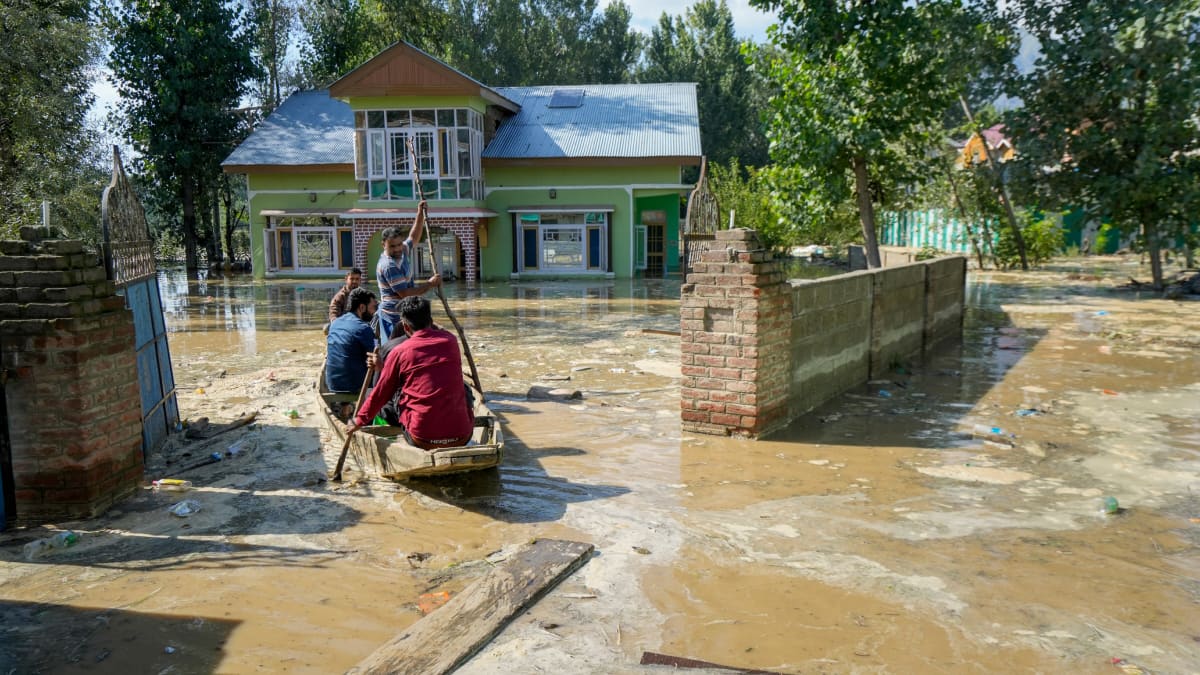 Contact of Kashmir Valley broken by the country, NH and railway routes closed, more than 3500 vehicles stuck