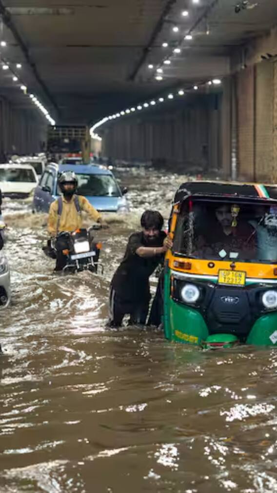 दिल्ली में लगातार बारिश से हाल बेहाल, यमुना का खतरा कायम, आज कैसा रहेगा मौसम?