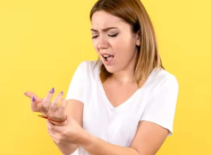 ਕਾਰਪਲ ਟਨਲ ਸਿੰਡਰੋਮ: ਇਹ ਸਮੱਸਿਆ ਉਨ੍ਹਾਂ ਲੋਕਾਂ ਵਿੱਚ ਆਮ ਹੈ ਜੋ ਲੰਬੇ ਸਮੇਂ ਤੱਕ ਲੈਪਟਾਪ, ਮੋਬਾਈਲ ਜਾਂ ਟਾਈਪਿੰਗ ਕਰਦੇ ਹਨ। ਨਸਾਂ 'ਤੇ ਦਬਾਅ ਕਾਰਨ, ਗੁੱਟਾਂ ਅਤੇ ਹਥੇਲੀਆਂ ਵਿੱਚ ਦਰਦ ਅਤੇ ਝਰਨਾਹਟ ਮਹਿਸੂਸ ਹੁੰਦੀ ਹੈ। ਇਹ ਗੰਭੀਰ ਰੂਪ ਵੀ ਲੈ ਸਕਦੀ ਹੈ।