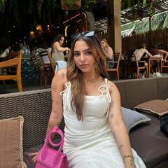 अनुराग कश्यप की बेटी की 10 तस्वीरें, विदेशी बॉयफ्रेंड से की शादी, जीती हैं लैविश लाइफ