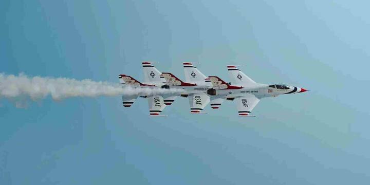 अब तो स्थिति यह है कि भारतीय वायुसेना दुश्मन की सीमा में प्रवेश किए बिना ही उसके ठिकानों को तबाह करने में सक्षम है. लेकिन युद्ध का स्वरूप और उसकी तकनीक लगातार बदल रही है. इसी वजह से भारत सरकार के रक्षा मंत्रालय ने आने वाले पंद्रह सालों में वायुसेना की ज़रूरतों को ध्यान में रखते हुए एक बड़ी योजना बनाई है, जिसके तहत अरबों रुपये के अत्याधुनिक हथियार और तकनीकी उपकरण खरीदे जाएंगे.