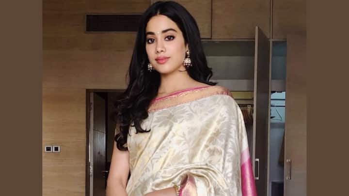 Pink and White Kanjeevaram Saree: Janhvi looked radiant in this pink and white Kanjeevaram saree. The traditional weave was styled with a cropped-sleeve blouse, celebrating the beauty of handloom silk. (Image Source: Instagram/ manishmalhotra05)