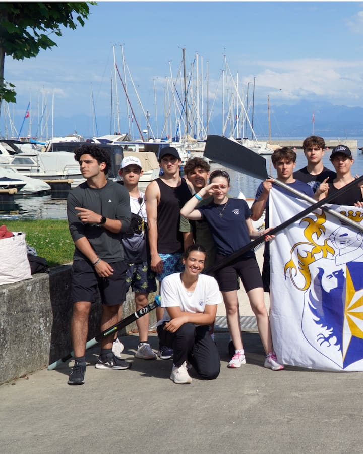 ఇన్స్టిట్యూట్ లే రోసేలో పిల్లలకు ఇంటర్నేషనల్ బాకలారియేట్ (ఐబి) మరియు ఫ్రెంచ్ బాకలారియేట్ (ఫ్రెంచ్ బాకలారియేట్) వంటి అద్భుతమైన కోర్సులు లభిస్తాయి. ఆధునిక తరగతి గదులు, విశాలమైన స్పోర్ట్స్ కాంప్లెక్స్, స్విమ్మింగ్ పూల్, టెన్నిస్ కోర్ట్ వంటి సౌకర్యాలు విద్యార్థుల శారీరక,  మానసిక అభివృద్ధికి సహాయపడతాయి.