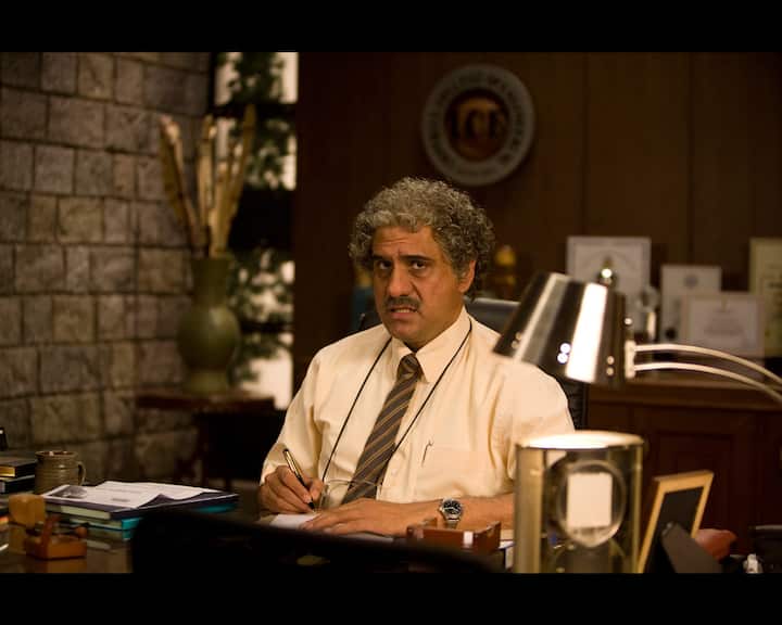 साल 2009 में रिलीज हुई राजकुमार हिरानी निर्देशित फिल्म 3 इडियट्स बॉलीवुड की सबसे पसंदीदा फिल्मों में से एक है. इस फिल्म में आमिर खान, शरमन जोशी और आर. माधवन ने इंजीनियरिंग स्टूडेंट्स का किरदार निभाया था. फिल्म ने लोगो को यह गहरी सीख दी कि जिंदगी में केवल रटा मारने से नहीं, बल्कि असल में काबिल बनने से सफलता मिलती है. फिल्म में बोमन ईरानी ने सख्त सोच वाले कॉलेज प्रोफेसर वीरू सहस्त्रबुद्धे का रोल निभाया. शुरुआत में उनका मानना था कि सिर्फ कड़ी मेहनत और डिसिप्लिन से ही सफलता मिलती है, लेकिन फिल्म के अंत तक उनके सोच में बड़ा बदलाव आता है.