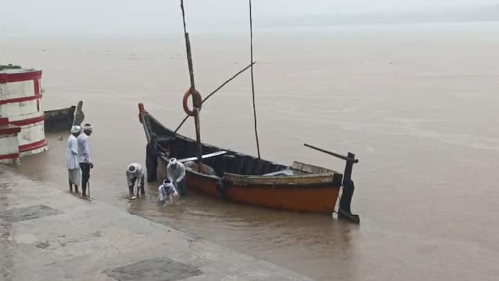 સરદાર સરોવર ડેમમાંથી પાણી છોડાતા નર્મદા નદી તોફાની બની હતી. ભરૂચ,નર્મદા અને વડોદરા જિલ્લામાંથી પસાર થતી નર્મદા નદીએ રૌદ્ર સ્વરૂપ ધારણ કર્યું હતું. ભરૂચ જિલ્લાના ગોલ્ડન બ્રિજથી પસાર થતી નર્મદા નદીએ ભયજનક 26 ફુટની સપાટી વટાવીને 27 ફુટની ઉપર વહી રહી છે. નર્મદા નદીની જળસપાટી હજુ પણ વધવાની શક્યતા છે. જિલ્લા પોલીસ વડા અને કલેક્ટર ગૌરાંગ મકવાણાએ પણ નીચાણવાળા વિસ્તારોને એલર્ટ કરી દીધા છે. સંભવિત પૂર અને વરસાદની સ્થિતિને જોતા આવતીકાલે તમામ શાળા-કોલેજોમાં રજા જાહેર કરી દેવામાં આવી છે.