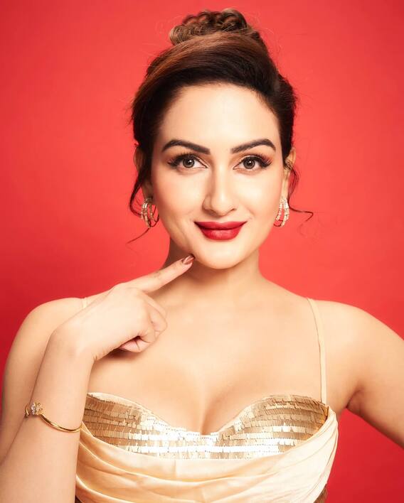 ગોલ્ડન આઉટફીટમાં ગ્લેમરસ લાગી ઝારા