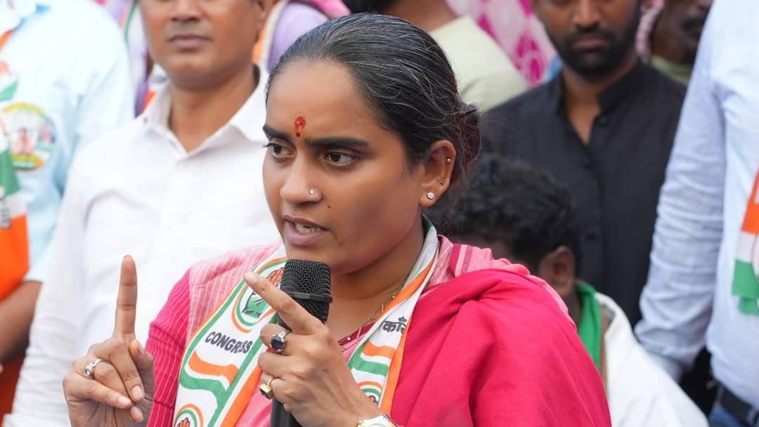 Jharkhand: कांग्रेस नेता पूर्णिमा नीरज सिंह पर केस दर्ज, कैंडल मार्च में जज पर आपत्तिजनक बयान का आरोप Congress Leader purnima neeraj singh case filed for remark against judiciary during candle march Jharkhand: कांग्रेस नेता पूर्णिमा नीरज सिंह पर केस दर्ज, कैंडल मार्च में जज पर आपत्तिजनक बयान का आरोप