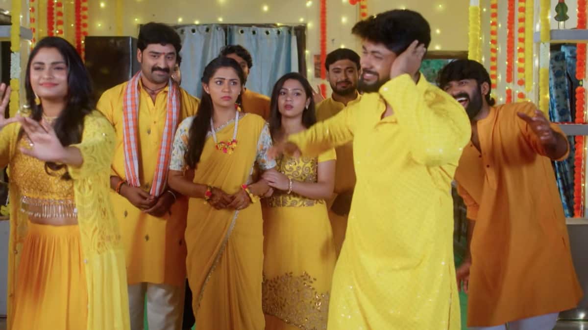 Chinni Serial Today September 5th: చిన్ని సీరియల్: హాల్దీ వేడుకలో మధు, మహిలపై పసుపు! మహి డబ్బు సాయం, స్వప్న మధుకి ఏం చెప్పిందంటే!