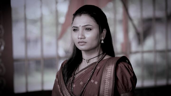 पण या हसऱ्या क्षणांमागे श्रीकलाचा खरा हेतू काय आहे, हा प्रश्न मात्र कायम आहे. याचदरम्यान, दुसरीकडे श्रीकलाचं घर, तिच्या भोवती पसरलेलं गूढ वातावरण आणि तिच्या आयुष्यात सोबतीला असणारी रत्नासोबतचे संवाद या मालिकेला थरारक वळण देत आहेत.