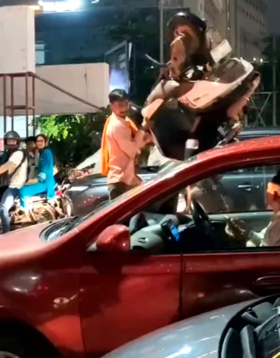 Photo: गुरुग्राम के ट्रैफिक में लड़के ने कंधे पर उठाया स्कूटर, भारी बारिश के बीच पार किया 'महा' जाम