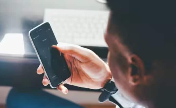 કંપનીઓ ગ્રાહકોને રિચાર્જ કરવા માટે સતત મેસેજ અને કોલ મોકલે છે. ઘણા લોકો આને અવગણે છે અને વિચારે છે કે તેમનો નંબર રિચાર્જ કર્યા વિના પણ કામ કરતો રહેશે. પરંતુ શું ખરેખર આવું થાય છે ? આ સૌથી મોટો પ્રશ્ન છે.