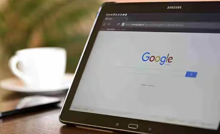 આજના ડિજિટલ યુગમાં ગૂગલ એકાઉન્ટ આપણા જીવનનો એક મહત્વપૂર્ણ ભાગ બની ગયું છે. જીમેલથી લઈને ગૂગલ ડ્રાઇવ, યુટ્યુબ અને ગૂગલ ફોટોઝ - લગભગ આપણી આખી ડિજિટલ ઓળખ એક જ એકાઉન્ટ સાથે જોડાયેલી છે. આવી સ્થિતિમાં, જો કોઈ બીજું તમારા એકાઉન્ટને એક્સેસ કરે છે, તો ફક્ત તમારી ગોપનીયતા જ નહીં પરંતુ તમારી નાણાકીય અને વ્યક્તિગત સુરક્ષા પણ જોખમમાં મુકાઈ શકે છે.