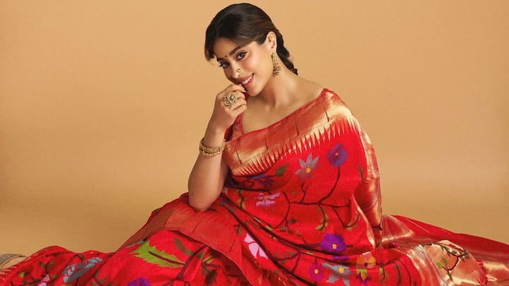 Red Paithani Saree: Janhvi Kapoor embraced tradition in this rich red Paithani saree adorned with opulent golden hues. The handloom drape reflected cultural heritage with its timeless silk weave. (Image Source: Instagram/ janhvikapoor)